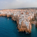 شهر باستان با خانه های بالا تپه سنگی