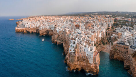 شهر باستان با خانه های بالا تپه سنگی