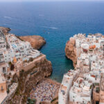 شهر باستان با خانه های بالا تپه سنگی