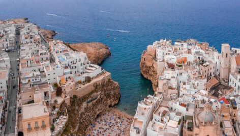 شهر باستان با خانه های بالا تپه سنگی