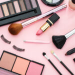 مجموعه محصولات آرایشی زمینه صورتی