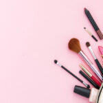 مجموعه محصولات آرایشی زمینه صورتی