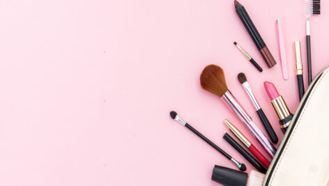 مجموعه محصولات آرایشی زمینه صورتی