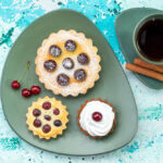 دسر کیک آلبالویی خامه ای و چای