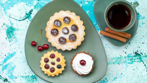 دسر کیک آلبالویی خامه ای و چای