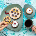 دسر کیک آلبالویی خامه ای و چای