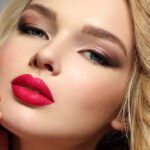 دختر با رژ لب قرمز