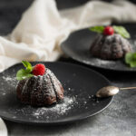 دسر شکلاتی با پودر قند و تمشک