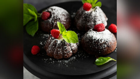 دسر شکلاتی با پودر قند و تمشک