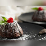 دسر شکلاتی با پودر قند و تمشک