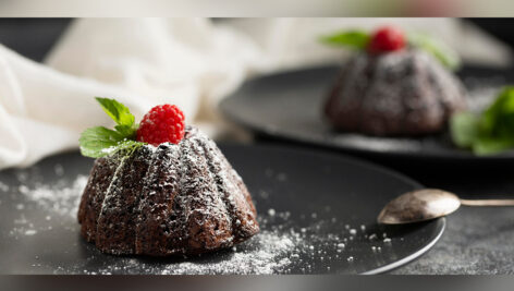 دسر شکلاتی با پودر قند و تمشک