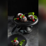 دسر شکلاتی با پودر قند و تمشک