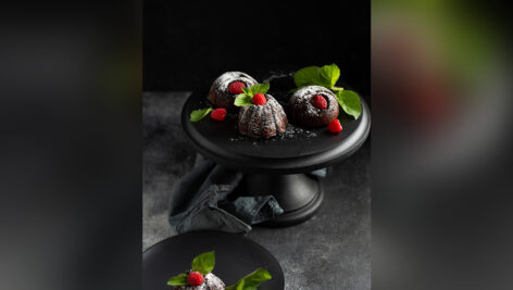 دسر شکلاتی با پودر قند و تمشک