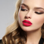 دختر با رژ لب قرمز