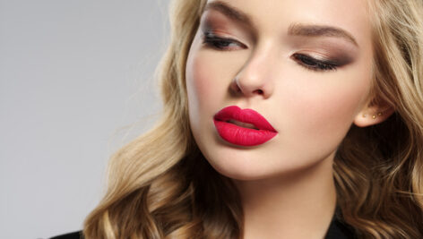 دختر با رژ لب قرمز