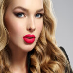 دختر با رژ لب قرمز