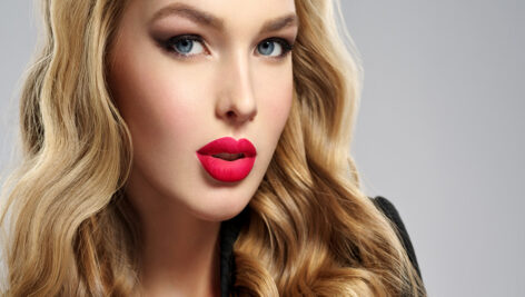 دختر با رژ لب قرمز
