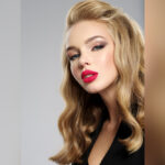 دختر با رژ لب قرمز