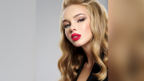 دختر با رژ لب قرمز