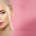 دختر جوان در حال زدن رژ لب قرمز