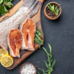 برش های ماهی سالمون خام با لیمو