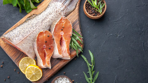 برش های ماهی سالمون خام با لیمو