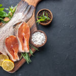 برش های ماهی سالمون خام با لیمو