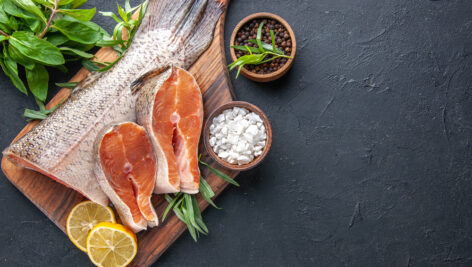 برش های ماهی سالمون خام با لیمو