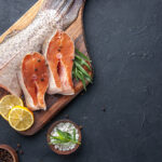 برش های ماهی سالمون خام با لیمو