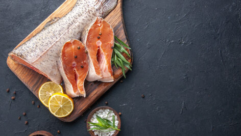 برش های ماهی سالمون خام با لیمو