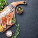 برش های ماهی سالمون خام با لیمو