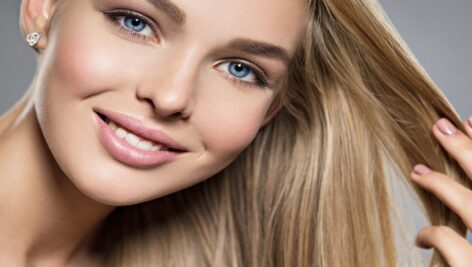 دختر جوان با موهای هایلایت بلند