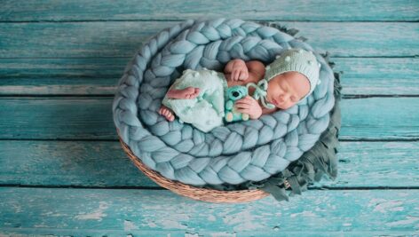 دحتر بچه کوچک خواب در پتو آبی