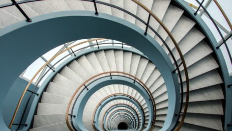 راه پله مارپیچ ساختمان با زاویه دید بالا